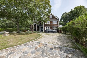 Circular driveway. Easy parking.