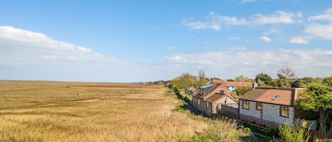 Marsh Retreat, Brancaster: Situated right on The Norfolk Coast Path