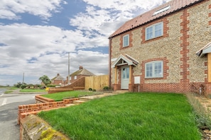 3 Knights Cottages, Thornham: Front elevation