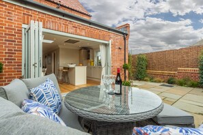 3 Knights Cottages, Thornham: Outside dining area