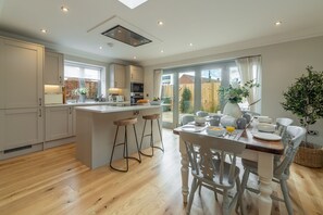 3 Knights Cottages, Thornham: Well-equipped kitchen with dining area