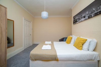 Comfortable 3 Bed Flat Close to Train Station + free Netflix