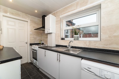 Comfortable 3 Bed Flat Close to Train Station + free Netflix