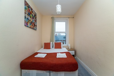 Comfortable 3 Bed Flat Close to Train Station + free Netflix