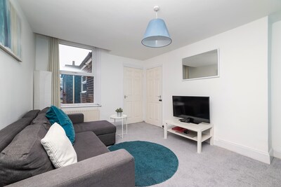 Comfortable 3 Bed Flat Close to Train Station + free Netflix