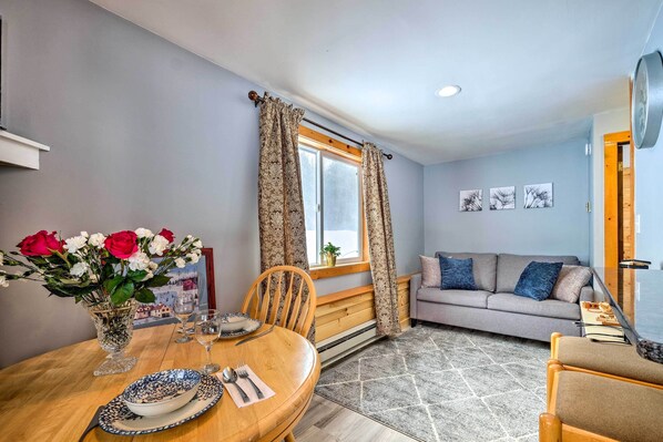 This vacation rental condo sleeps 4 lucky guests .