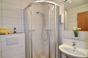 2. Ferienwohnung für max. 3 Personen-Badezimmer mit Dusche und WC