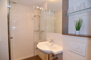 3. Ferienwohnung für max. 4 Personen-Badezimmer mit Dusche und WC (Beispielbild)