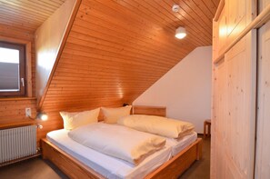 3. Ferienwohnung für max. 4 Personen-Schlafzimmer mit Doppelbett (Beispielbild)