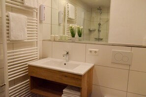 5. Ferienwohnung für max. 5 Personen-Badezimmer mit Dusche und WC (Beispielbild)