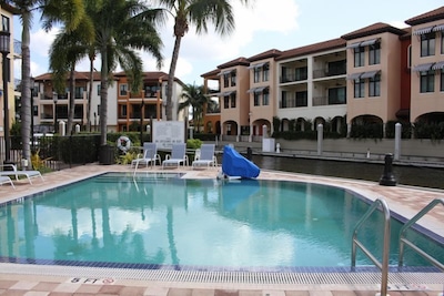 Water View 1BR Comfy Suite with Balcony, 3 Pools, Tennis, Close to the Beach