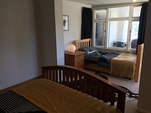 Middle bedroom/ queen and single bed