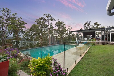 The Shed Conversion with Hot tub with amazing views@ Gold Coast Tree Houses