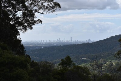 The Shed Conversion with Hot tub with amazing views@ Gold Coast Tree Houses