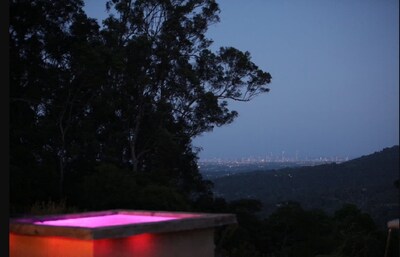 The Shed Conversion with Hot tub with amazing views@ Gold Coast Tree Houses