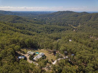 The Shed Conversion with Hot tub with amazing views@ Gold Coast Tree Houses