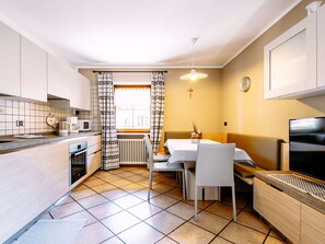 Möbel, Cabinetry, Küche, Regal, Countertop, Holz, Fussboden, Flooring, Regale