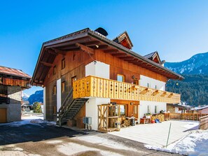 Propriété, Plante, Ciel, Feuille, Bois, Architecture, Végétation, Biome, Mur, Immobilier