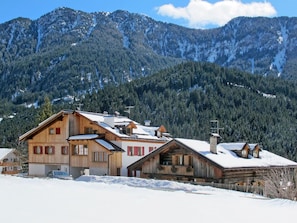 Sky, Mountain, Cloud, Property, Snow, Building, Ecoregion, Nature, House, Slope