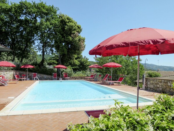 Schwimmbad, Resort, Eigentum, Urlaub, Freizeit, Regenschirm, Schatten, Grundeigentum, Gebäude, Baum