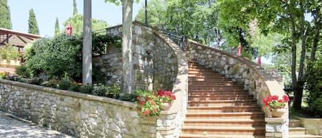 Treppe, Wand, Eigentum, Baum, Die Architektur, Gebäude, Steinwand, Haus, Walkway, Grundeigentum