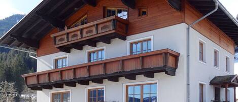 Sky, Plant, Building, Property, Window, Architecture, Tree, Neighbourhood, Wood