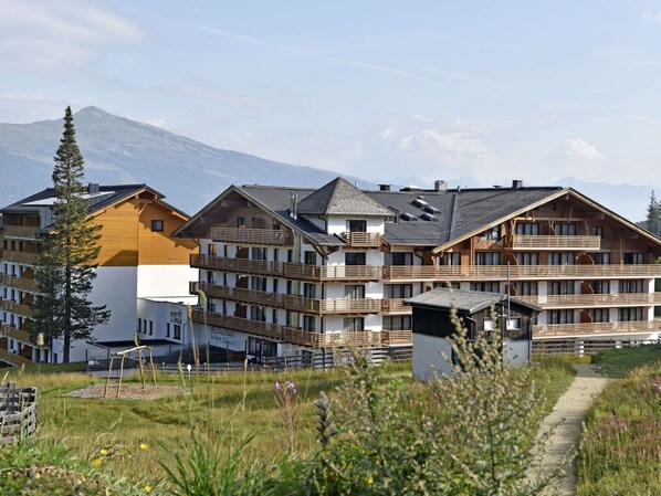Himmel, GebÀude, Pflanze, Eigentum, Fenster, Wolke, Grundstueck, Vegetation, Gras, Urban Design