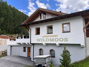 Pflanze, Wolke, Himmel, Gebäude, Eigentum, Fenster, Baum, Die Architektur, Haus