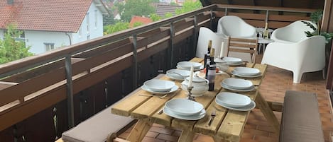 Auf der großen Terrasse können problemlos  8 Personen essen und Spaß haben.