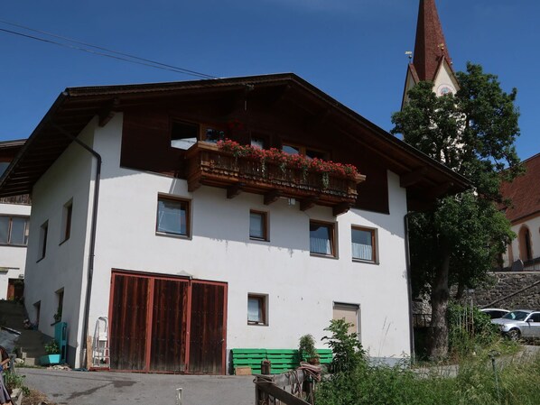 Himmel, Pflanze, Gebäude, Fenster, Eigentum, Rad, Tür, Haus, Baum