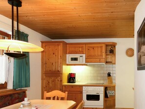 Cabinetry, Möbel, Eigentum, Küchengerät, Tabelle, Holz, Küche, Interior Design, Countertop, Herd