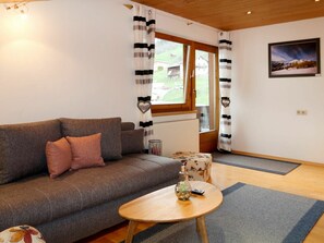 Tabelle, Möbel, Eigentum, Couch, Interior Design, Holz, Zimmerpflanze, Wohnzimmer, Gebäude, Fussboden