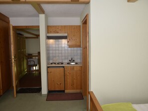 Cabinetry, Countertop, Schublade, Holz, Gebäude, Küche, Interior Design, Schrank, Fussboden, Holzbeize