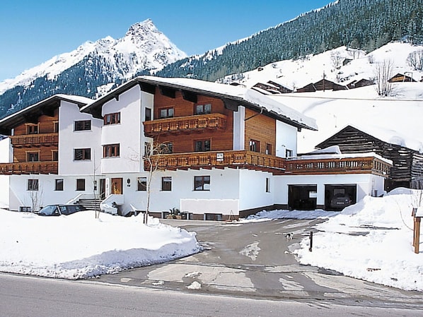 Himmel, Gebäude, Schnee, Berg, Eigentum, Fenster, Welt, Steigung, Haus, Natürliche Landschaft
