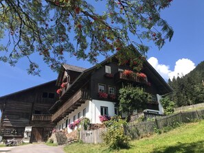 Pflanze, Himmel, Gebäude, Fenster, Wolke, Haus, Baum, Hütte, Grundeigentum, Holz