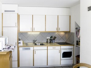 Zimmer, Cabinetry, Eigentum, Möbel, Küche, Interior Design, Fliese, Gebäude, Schrank, Materialeigenschaft