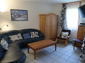 Zimmer, Möbel, Eigentum, Interior Design, Wohnzimmer, Fussboden, Schlafzimmer, Gebäude, Haus, Grundeigentum