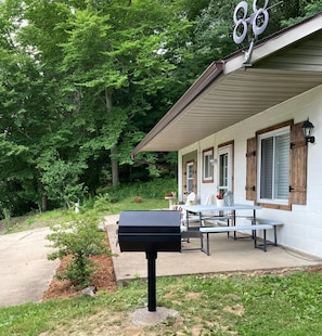 Cottage front - picnic table seats 8 - park style grill