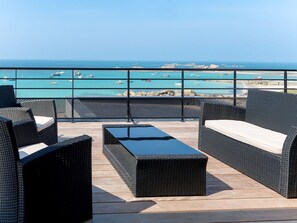 Meubles, Bleu, Osier, Mobilier De Jardin, Propriété, Table, Tableau De Plein Air, Table Basse, Balcon, Immobilier