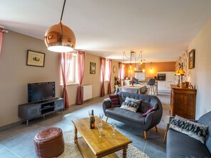 Bilderrahmen, Eigentum, Couch, Möbel, Tabelle, Holz, Gebäude, Wohnzimmer, Interior Design, Beleuchtung