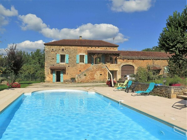 L'Eau, Ciel, Nuage, Plante, Bâtiment, Piscine, Bleu Azur, Fenêtre, Arbre, Maison