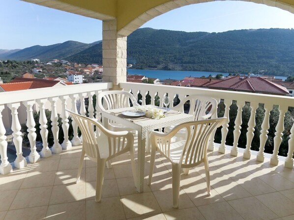 Table, Sky, Furniture, Property, Chair, Outdoor Table, Shade, Outdoor Furniture, Interior Design, Building