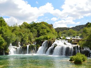 Wasser, Wolke, Himmel, Natürliche Landschaft, Wasserfall, Baum, Rutsche, See, Pflanze