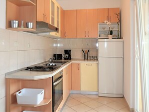 Braun, Cabinetry, Countertop, Eigentum, Spüle, Sinken, Küchengerät, Küche, Herd, Haushaltsgerät