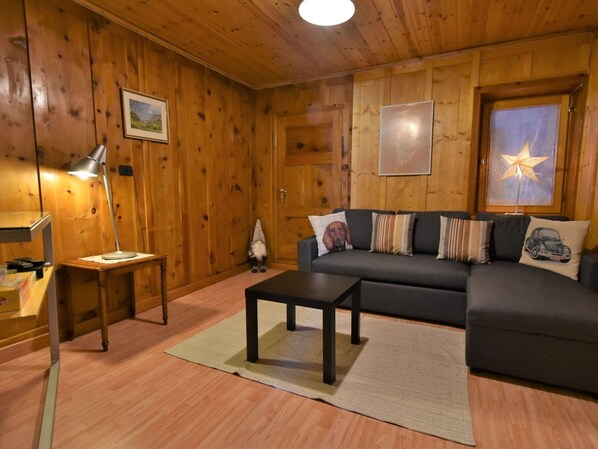 Table, Meubles, Canapé, Propriété, Bâtiment, Bois, Éclairage, Confort, Canapé-Lit, Design Intérieur