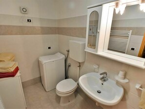 Miroir, Robinet, Luminaire Plomberie, Évier, Lavabo, Propriété, Armoire De Toilette, Blanc, Salle De Bains, Bâtiment