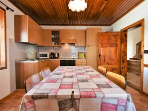 Cabinetry, Propriété, Meubles, Bois, Éclairage, Design Intérieur, Chaise, Tiroir, Cuisine, Sol