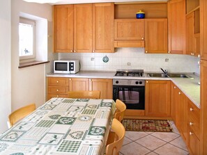 Propriété, Pièce, Cuisine, Meubles, Cabinetry, Comptoir, Bâtiment, Sol, Design Intérieur, Maison