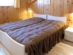 Bedroom, Bed, Furniture, Room, Mattress, Bedding, Bed Frame, Property, Bed Sheet, Floor