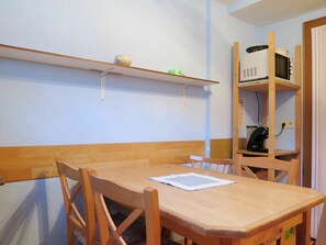 Zimmer, Eigentum, Möbel, Tabelle, Gebäude, Haus, Regal, Interior Design, Sperrholz, Fussboden